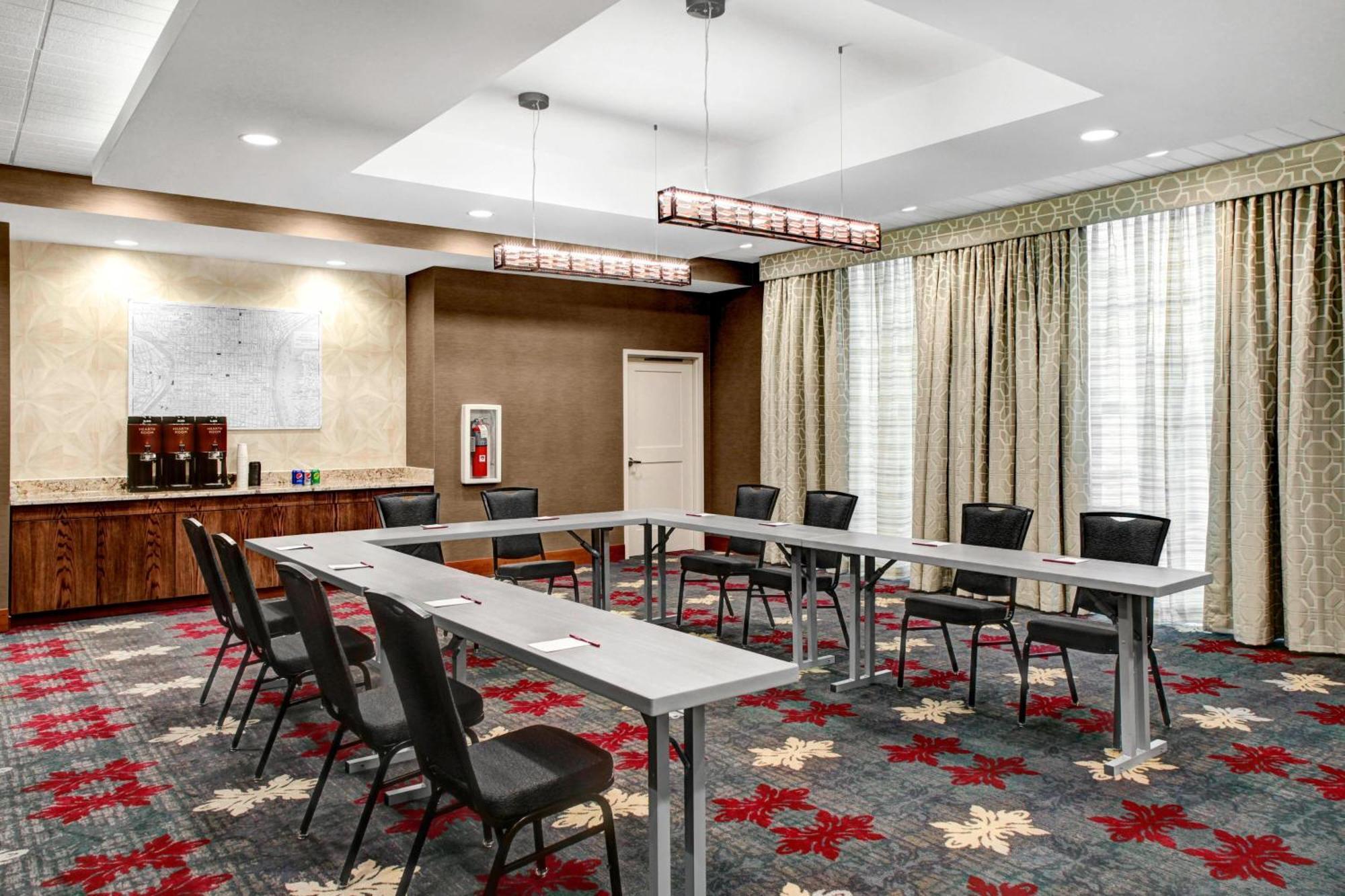 By Marriott Airport 3* Filadélfia